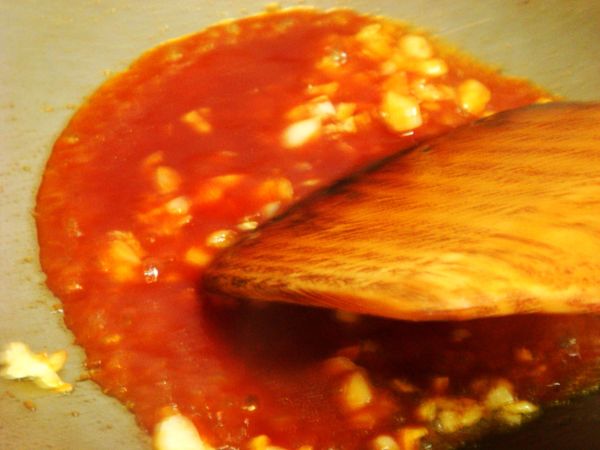 再將醬汁倒入鍋中煮滾後，放入荔枝稍微拌炒一下下
時間不用太久