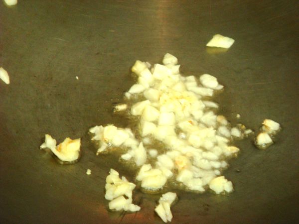 熱鍋一大匙油，先將大蒜爆香