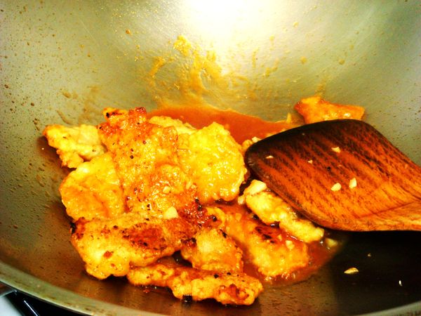 最後倒入魚片，輕輕拌炒讓醬汁均勻裹住魚片即可