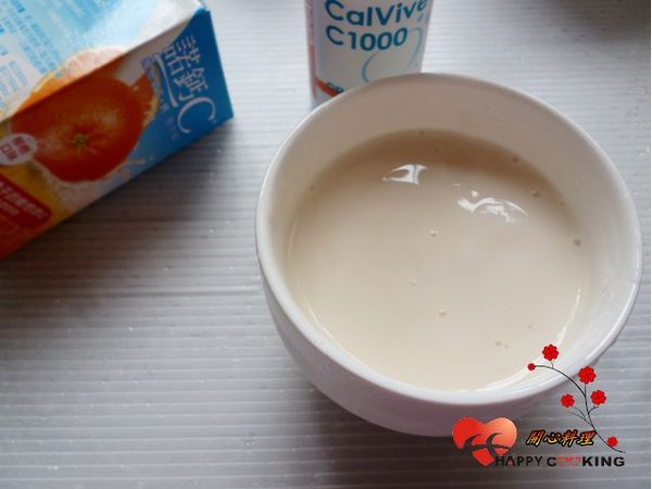 泡好的『諾鈣C發泡錠』與優格拌勻,冷開水的量依你喜歡的醬汁濃稠做調整,喜歡甜可加少許蜂蜜