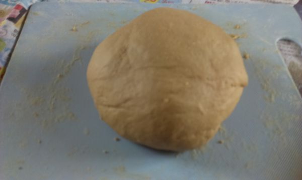 將做法1倒入中筋麵粉,揉成團且光滑不黏手