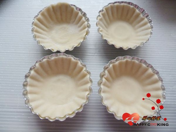 水餃皮放入模型中壓平,刺幾個小洞(比較不會膨脹)