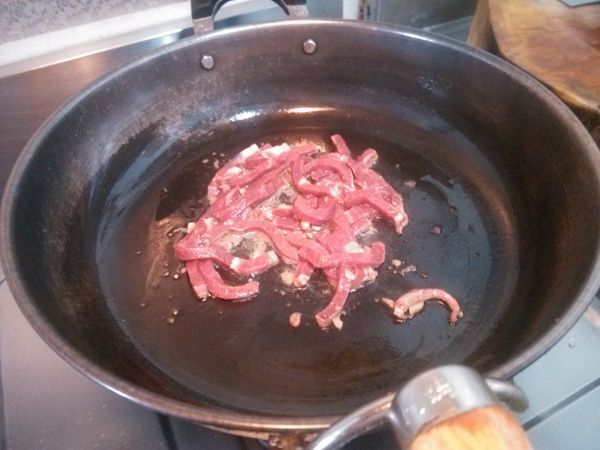 鍋子放入適量的食用油，用小火先將牛肉倒入翻炒。