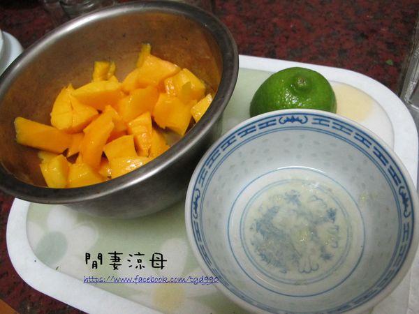 準備把新鮮的芒果煮成果醬，加入半顆檸檬跟砂糖。