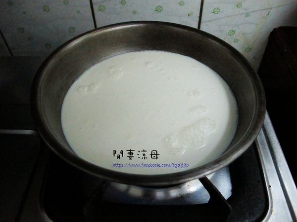 牛奶跟砂糖先小火煮，鍋邊冒小泡後，加入吉利丁凍後關火，最後加入鮮奶油降溫。