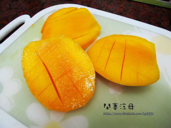 一顆芒果可以切成這樣子。
( 2片果肉，中間是子 )