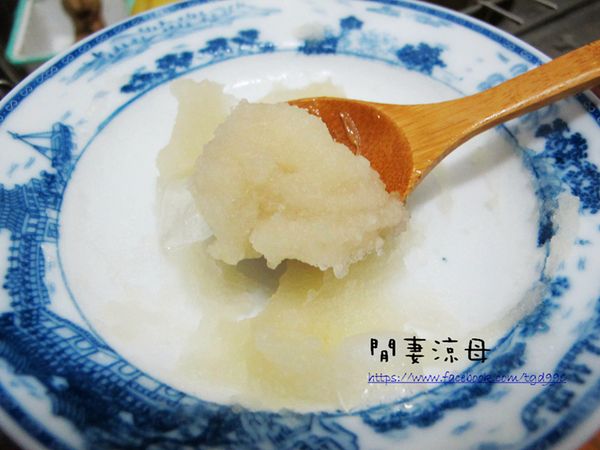 少許的冰水加入吉利丁粉拌一下，成凍狀。