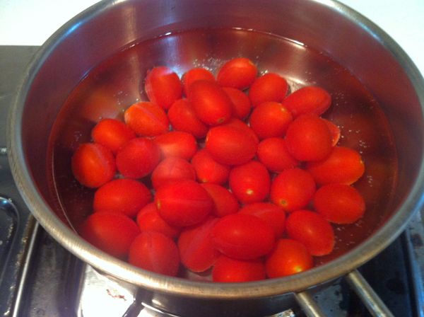 另起一鍋水,水滾後放入作法2的小番茄持續煮到外皮有縮起來的感覺(如圖示)..