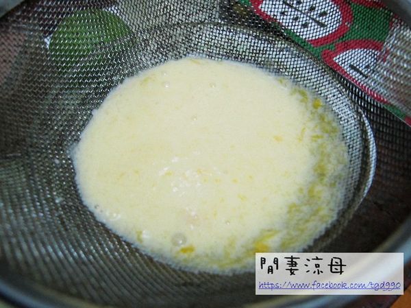 [芒果奶酪]將煮好的芒果醬20cc加上鮮奶酪液200cc，再過濾一下，口感更好。