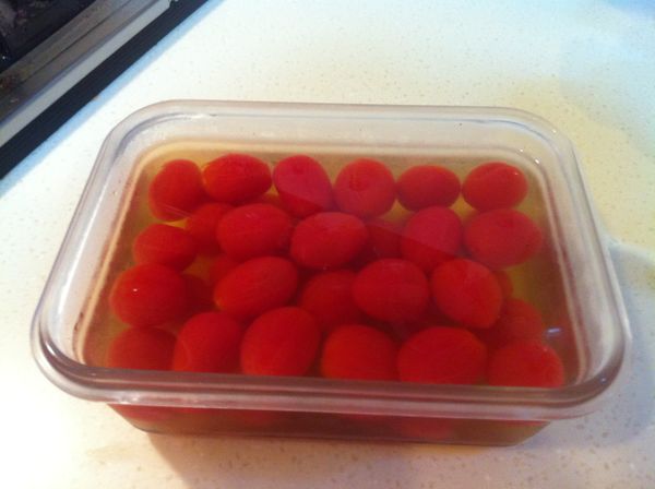 再將褪去外皮的小番茄放入冰箱冷藏3小時即可食用..