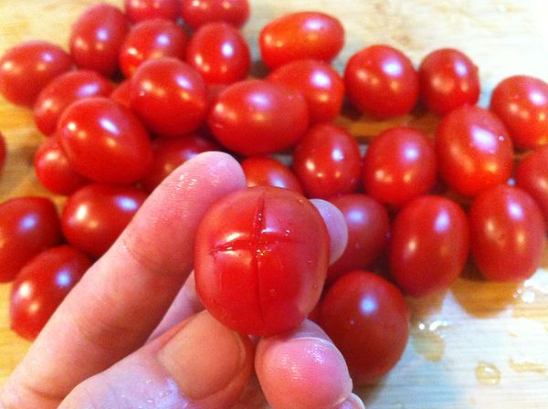 小蕃茄洗淨後 在底部劃上十字..