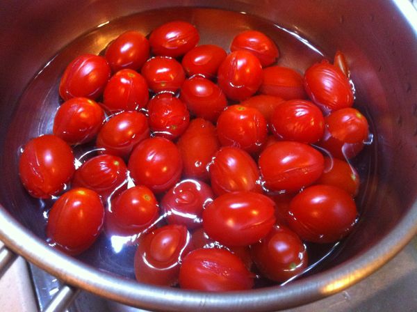 撈起放入冰水裡急速冷卻將小番茄的外皮脫下..