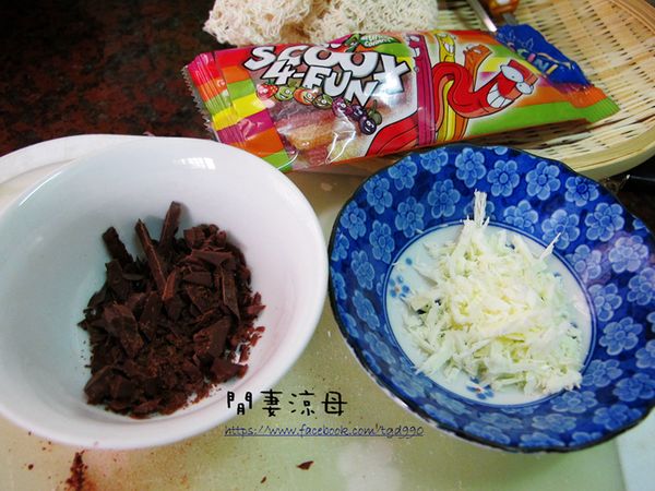 準備白、黑巧克力準備融化後畫眼晴、嘴巴，橘色軟糖準備當小雞的嘴巴。