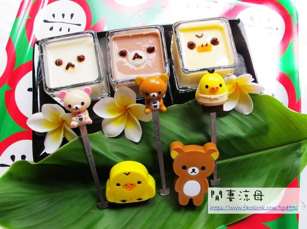 黑巧克力用來畫拉拉熊的眼睛跟嘴巴表情；白巧克力用來畫嘴巴底部；橘色軟糖用來當小雞的嘴。