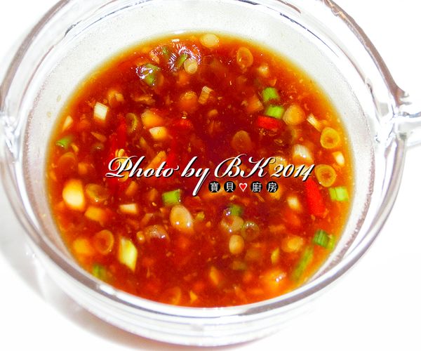 步驟2『諾鈣C發泡水』加上其餘[沾醬調味料]拌勻，即完成海鮮的好朋友『五味醬』。