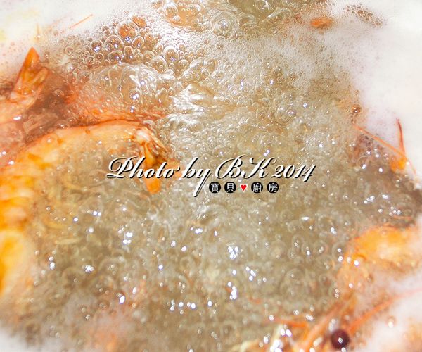 鮮蝦燙熟泡冰水後撈起盛盤。