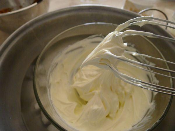 鮮奶油加糖打發