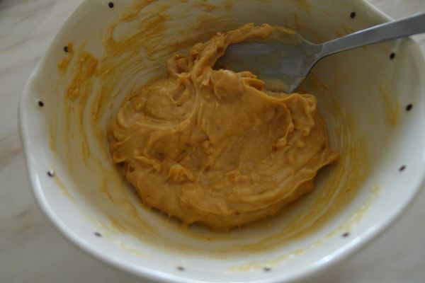 花生醬加鮮奶調整濃稠度,調整至滑順
