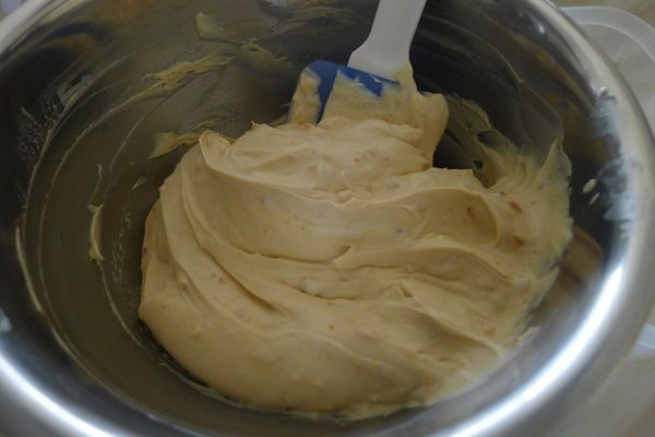 取少許打發鮮奶油加入花生醬攪拌,再將全部打發鮮奶油倒入花生醬中輕拌混合,倒入容器內放冷凍12小時