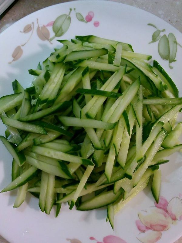 清洗小黃瓜後切絲,我喜歡脆口的小黃瓜,沒有用刨絲器,所以可依個人喜好.