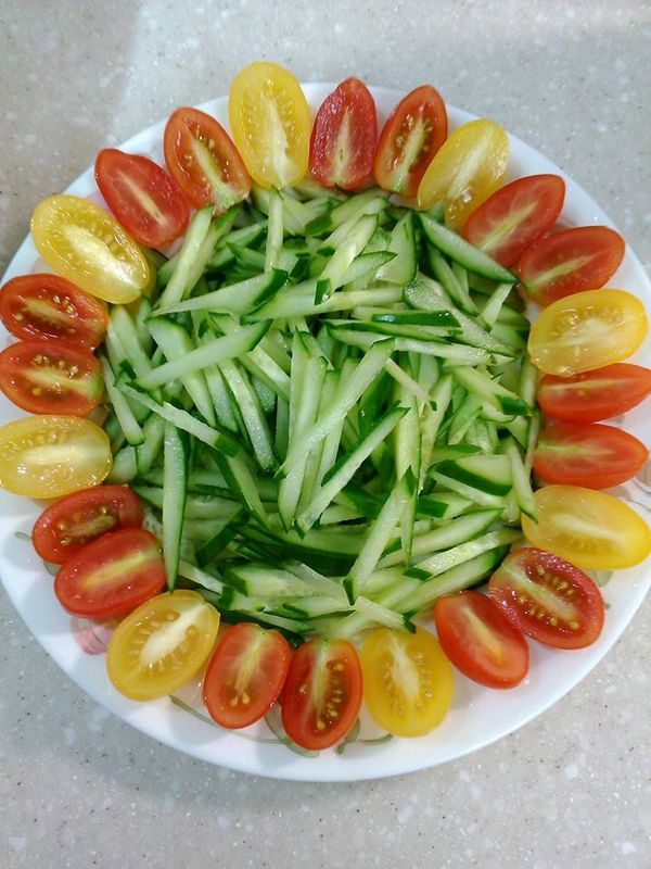 清洗兩種蕃茄後,每顆對半切,擺盤即可.