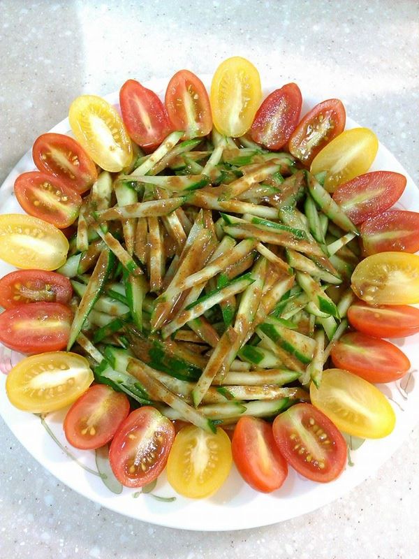 用湯匙慢慢把芝麻醬淋上去,看起來美觀,味道也更均勻.