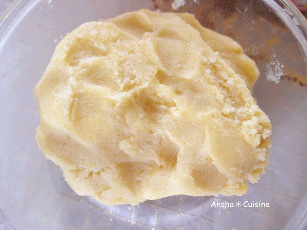 把塔皮材料通通攪拌揉成團，密封放入冰箱冷藏３０分鐘