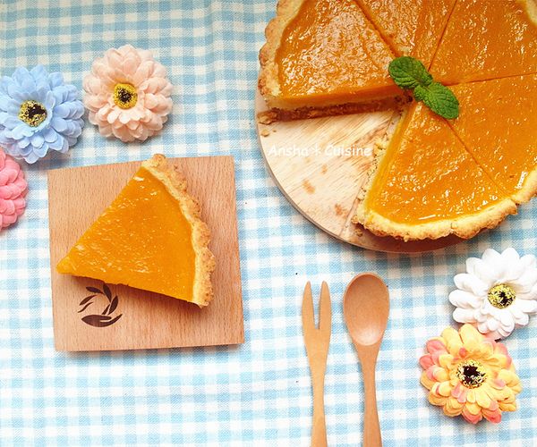 烤箱１８０度預熱１５分鐘，放進南瓜派，烤30分鐘就完成囉！