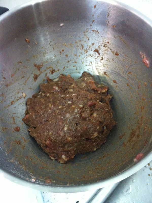 豬絞肉加入鹽拌至有黏性，再加入五香粉、細砂糖、醬油拌勻，最後加入薑末、白胡椒粉、黑胡椒粉、香油拌勻，最後加入蔥花拌勻成內餡。