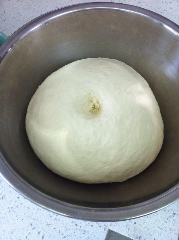 中筋麵粉過篩放入鋼盆，加細砂糖及酵母，先用筷子拌勻後，慢慢將水加入，用手揉成團，再放置揉麵板或桌上，用雙手揉約10分鐘，放回原鋼盆用保鮮膜蓋好，置於室內溫暖處發酵約30分鐘，再將發酵好的麵糰揉至表面光滑為止(約15分鐘)!