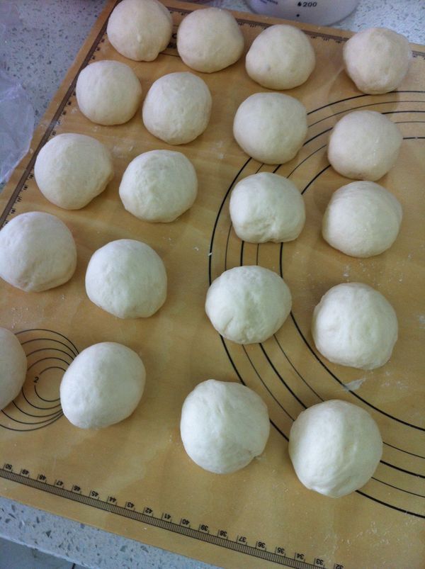 將麵糰揉成長條狀，切分成20等份，將切好之麵糰灑上麵粉揉圓。