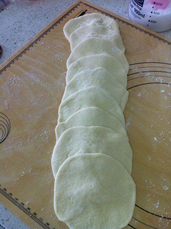 將揉圓的麵糰，再用桿麵棍桿成外薄中間厚的圓形麵皮，麵皮與麵皮間要灑上麵粉，以防沾黏!