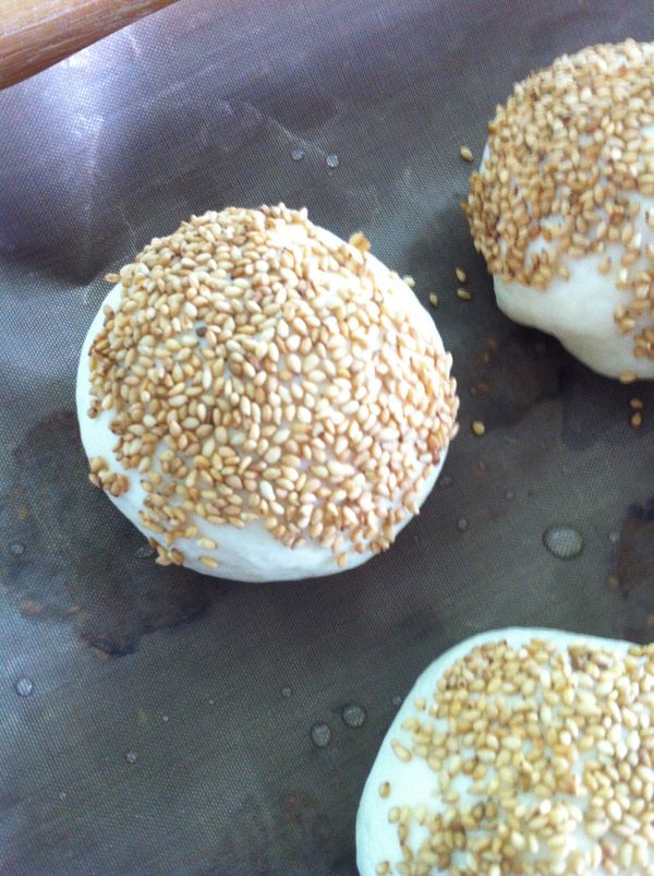 將做法1的內餡包入做法4的麵皮中，收口朝下，(要確實捏緊，否則烘烤時內餡湯汁會跑出來)，表面用水噴濕後沾上適量白芝麻!