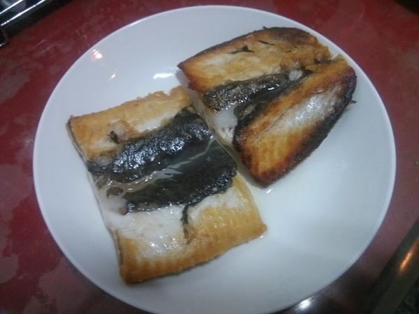 煎至金黃色後，盛到盤子。