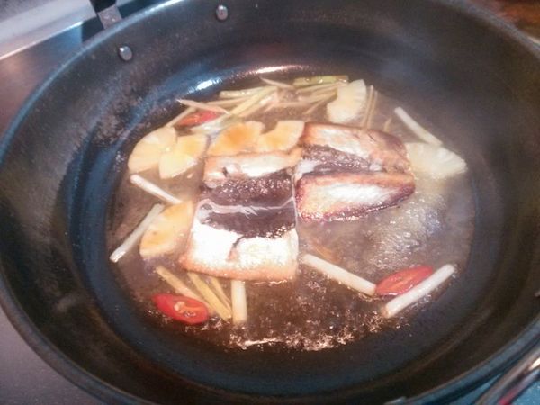 醬汁沸騰時轉小火，把煎過的魚放入，醬汁以淹到魚的1/2為準，若是不夠可以加一些清水。
