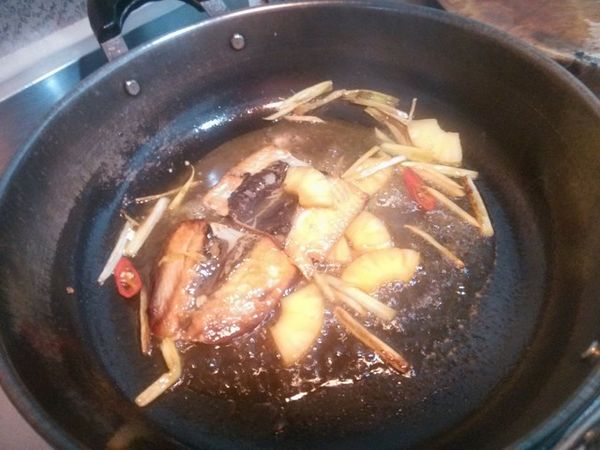 大約2~3分鐘將魚翻面，繼續燒煮2分鐘。