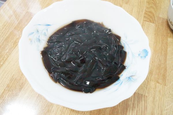 仙草切成細絲，備用。