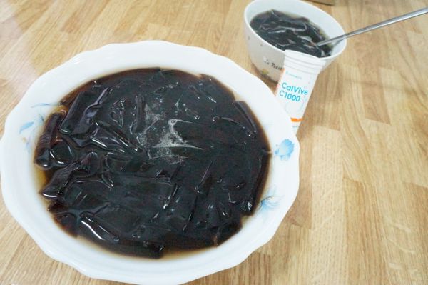 有點甜有點酸的仙草飲完成囉!喝起來還不賴哦!!