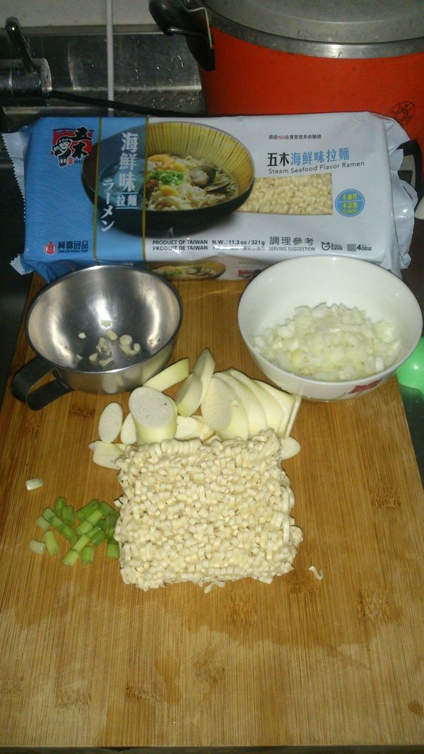 備料：
五木海鮮味拉麵、蒜末、洋蔥末、蔥末、筊白筍、豆腐、味噌、豆芽菜、肉片或五花肉、醬油、味霖、米酒。