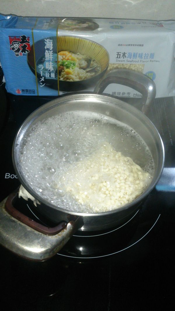水滾後放入拉麵一塊滾2min