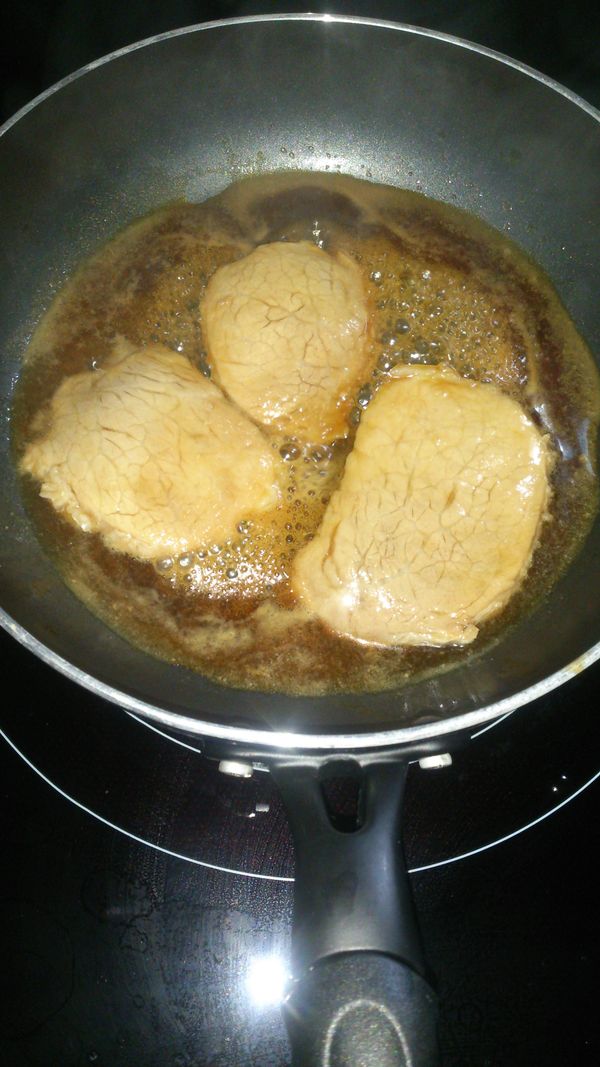 肉片或五花肉：2-3片肉片＋適量醬油、味霖稍微抓抓，放入鍋中煎，再把剩餘醬汁倒入，加點米酒煎熟夾起備用。