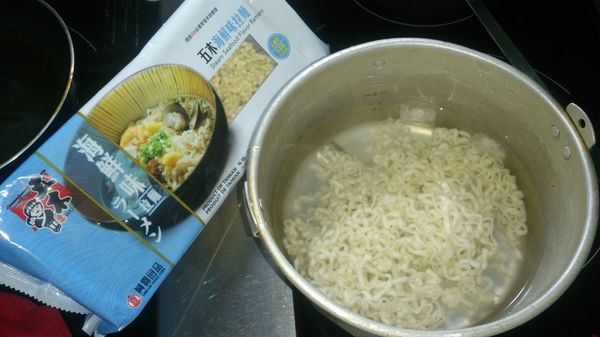 撈起放入冰塊水中備用