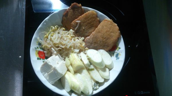 鍋中放適量油，放入洋蔥丁1/8拌炒至微黃出香味，觀火，放入蒜末拌勻，開小火，加水後開大火至滾，放入調味包，轉小火，加入適量味噌，豆芽菜放入燙一下撈起備用，放入筊白筍燙至熟。

麵條撈起放入碗中，料擺入。