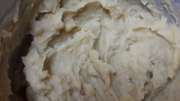 先將番薯用電鍋蒸熟後搗成泥狀~