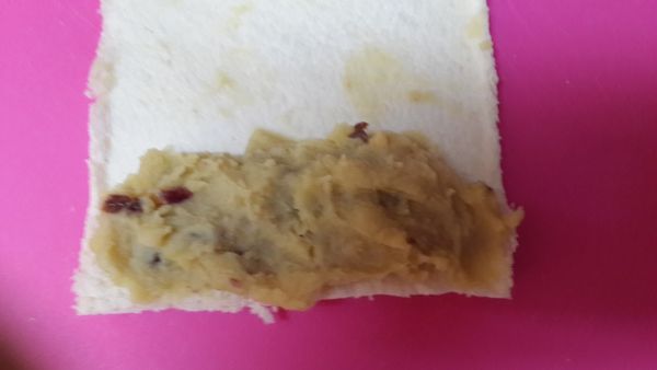 吐司去邊壓成扁狀~放入適量的番薯泥捲起