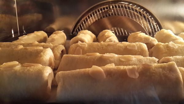 烤箱預熱5分鐘
將捲好的吐司表面塗上蛋液灑些杏仁片
放入烤箱上下火180考20分至外酥內軟