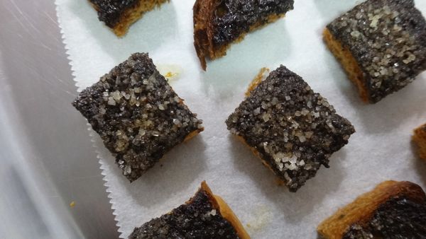 將吐司塗上芝麻醬，再撒上白砂糖，放入烤箱5分鐘。