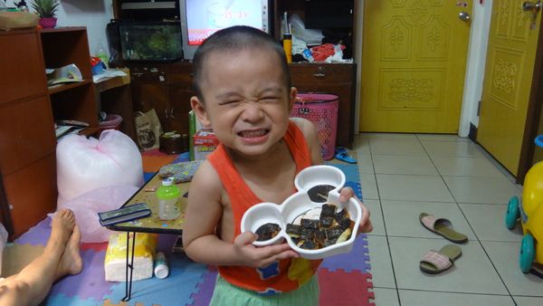 黑麻麻的外觀讓兒子不敢入口。