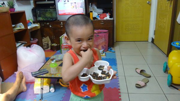 拐他吃一口後，酥酥脆脆又甜甜的口感，讓他一塊接著一塊。