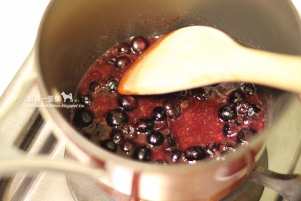 以小火慢慢加熱攪拌約8~10分鐘，壓碎部分藍莓，使其跟草莓醬的味道混合，留一些保持顆粒口感。